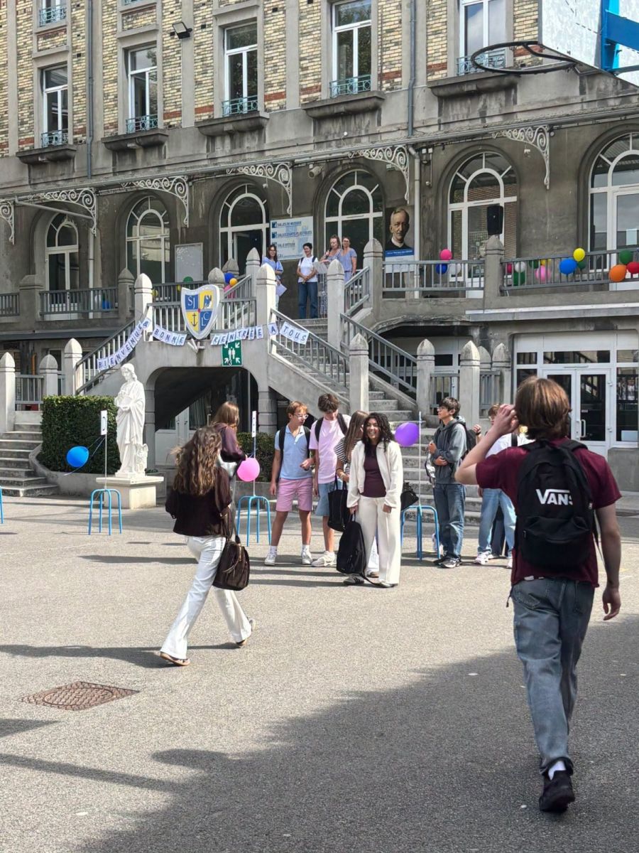 Banderole « Bienvenue et bonne rentrée à tous » dans la cour du collège Saint Jean & la Croix à Saint-Quentin