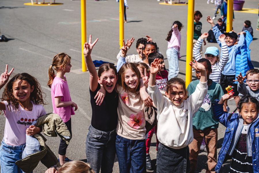 Écoliers joyeux dans la cour de récréation le jour de la rentrée