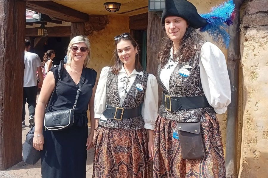 Des étudiantes en alternance en tenue de travail devant une boutique de Disneyland Paris