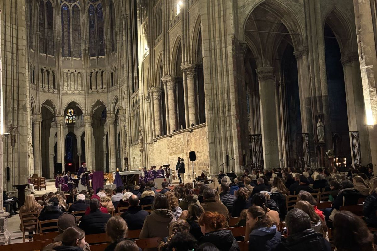 Intérieur d'une basilique rassemblant élèves et familles pour une célébration