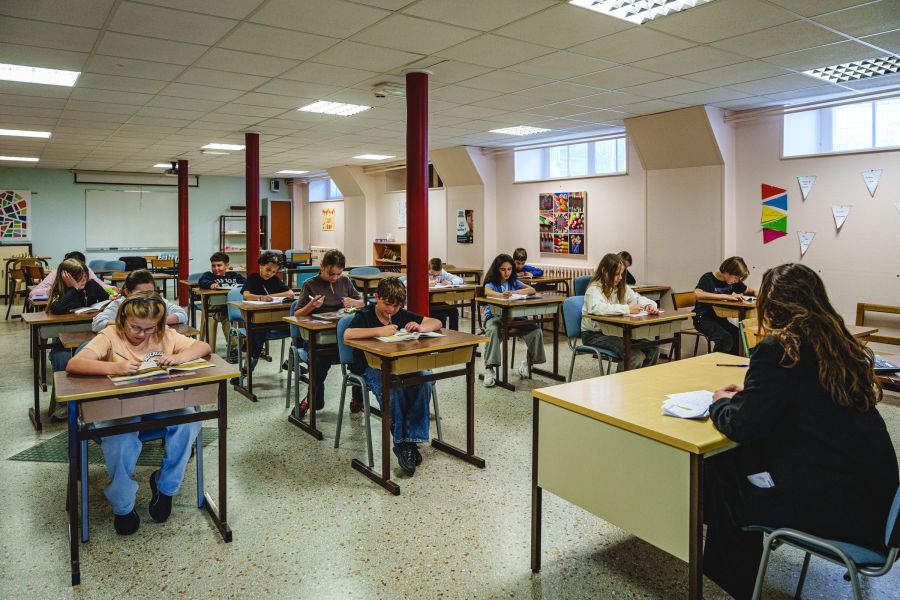 Salle d'étude de l'école avec des élèves travaillant en silence