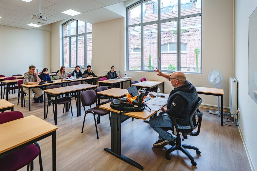 Un enseignant du Sup' Saint Jean donne un cours face à ses étudiants