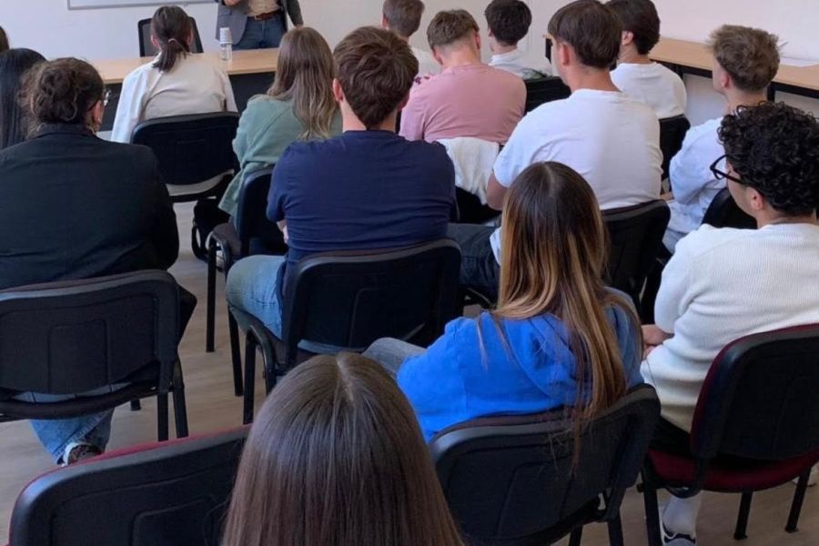 Étudiants du Sup' Saint Jean suivant un cours magistral en classe