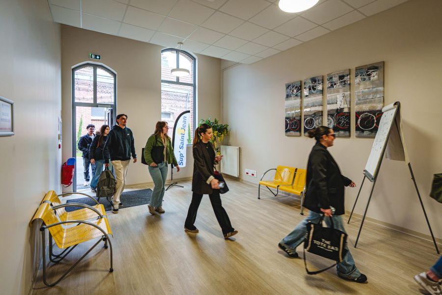 Visiteurs accueillis dans le hall d'entrée du Sup' Saint Jean